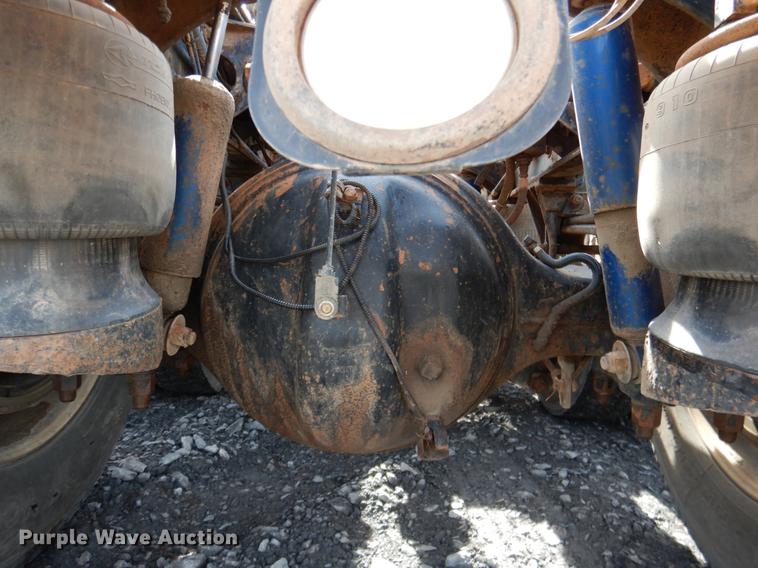 image for item DE3858 2001 Peterbilt 357 semi truck