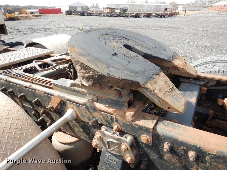 image for item DE3858 2001 Peterbilt 357 semi truck