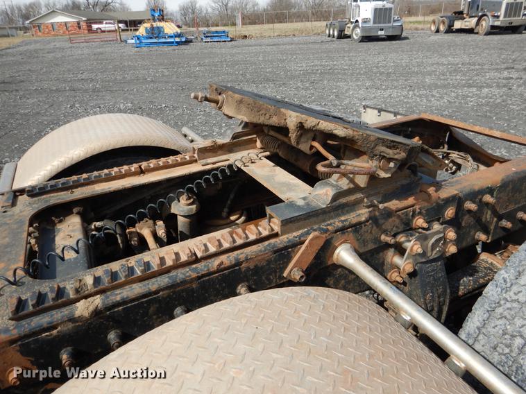 image for item DE3858 2001 Peterbilt 357 semi truck