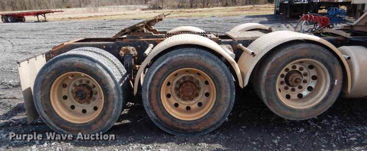 image for item DE3858 2001 Peterbilt 357 semi truck