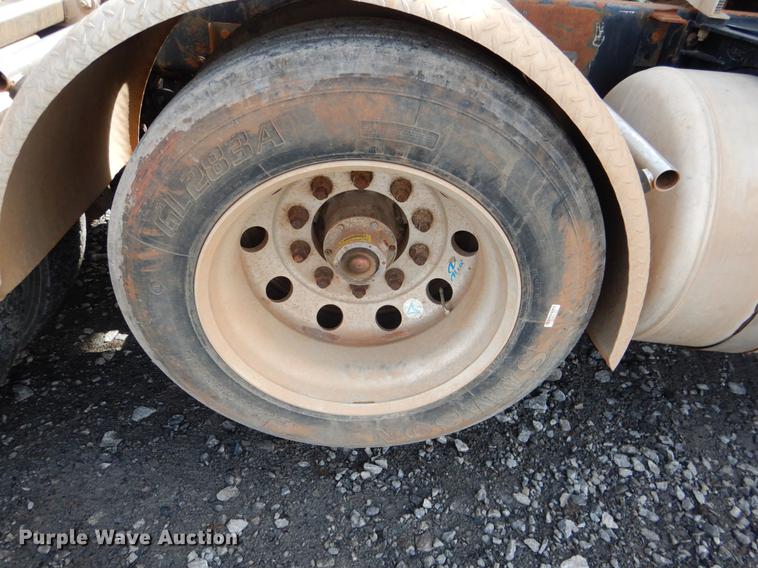 image for item DE3858 2001 Peterbilt 357 semi truck