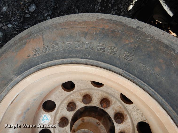 image for item DE3858 2001 Peterbilt 357 semi truck