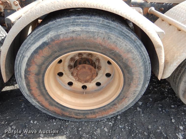 image for item DE3858 2001 Peterbilt 357 semi truck