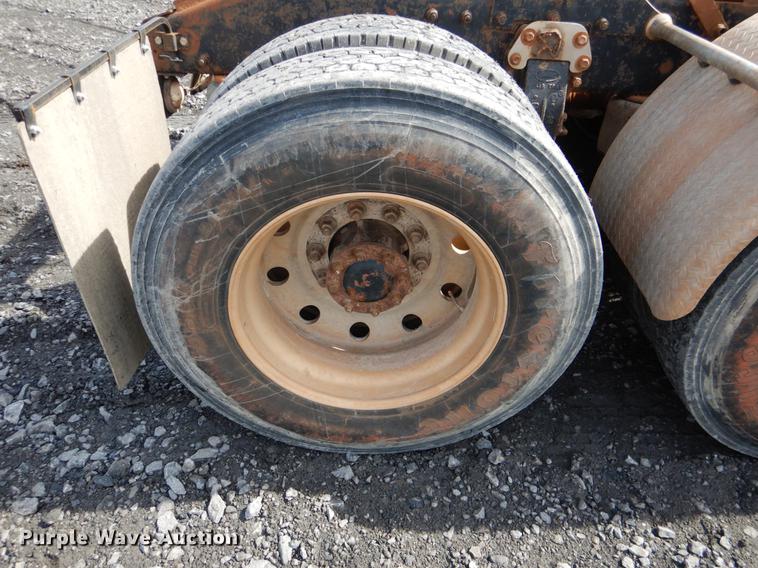 image for item DE3858 2001 Peterbilt 357 semi truck