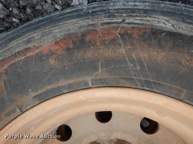 image for item DE3858 2001 Peterbilt 357 semi truck