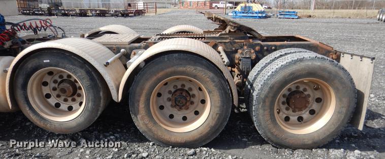 image for item DE3858 2001 Peterbilt 357 semi truck