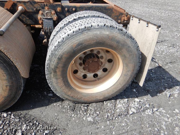 image for item DE3858 2001 Peterbilt 357 semi truck