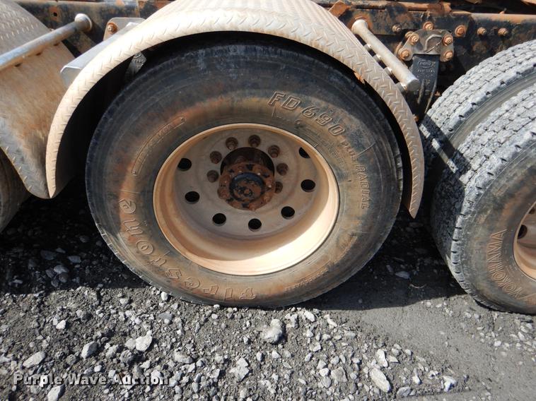 image for item DE3858 2001 Peterbilt 357 semi truck