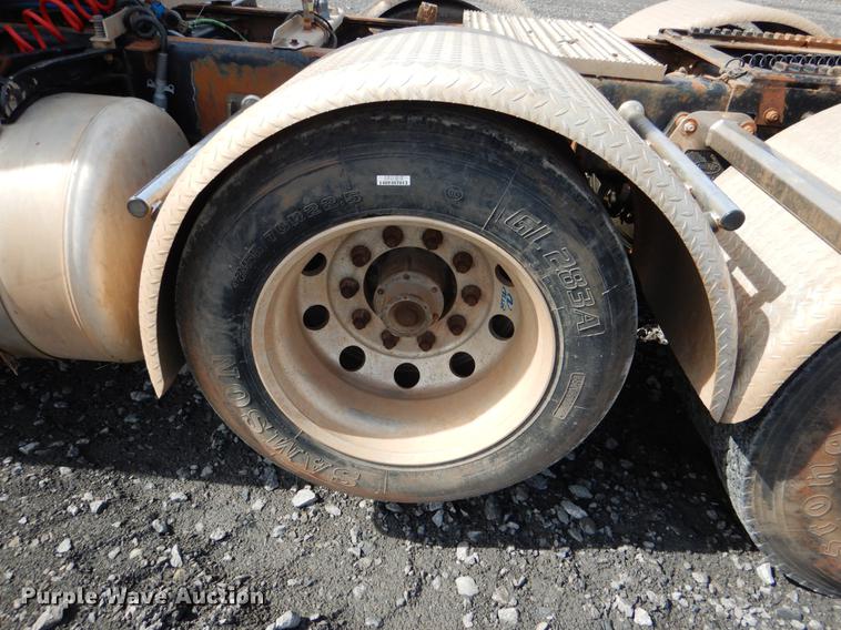 image for item DE3858 2001 Peterbilt 357 semi truck