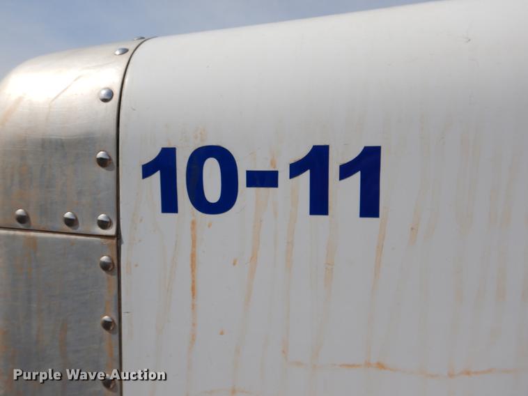 image for item DE3858 2001 Peterbilt 357 semi truck