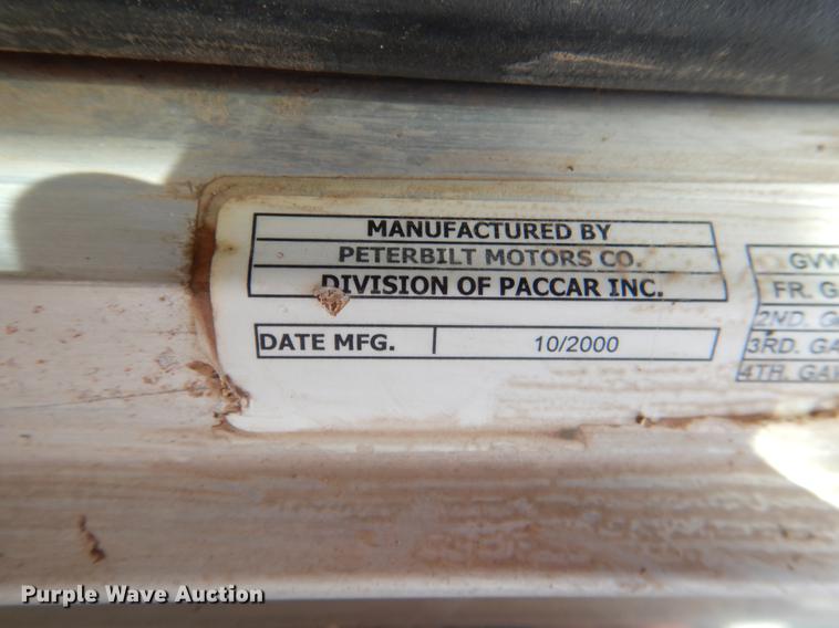 image for item DE3858 2001 Peterbilt 357 semi truck