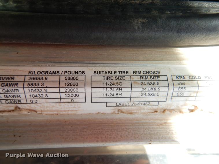 image for item DE3858 2001 Peterbilt 357 semi truck