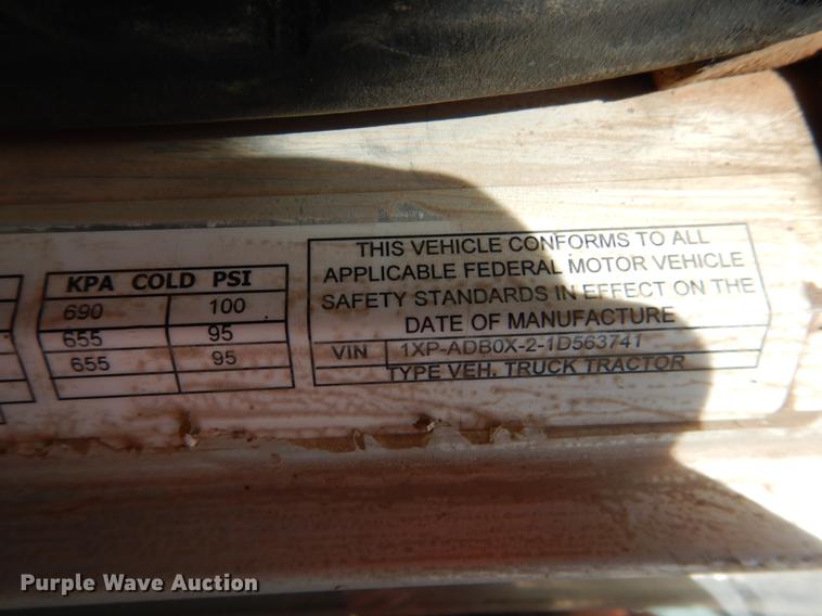 image for item DE3858 2001 Peterbilt 357 semi truck