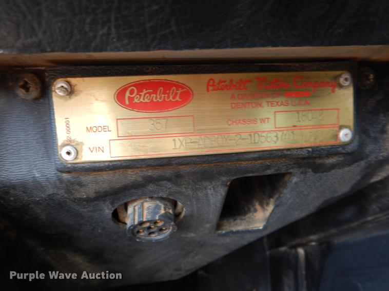 image for item DE3858 2001 Peterbilt 357 semi truck