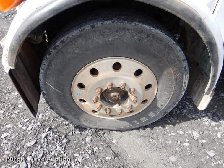 image for item DE3858 2001 Peterbilt 357 semi truck