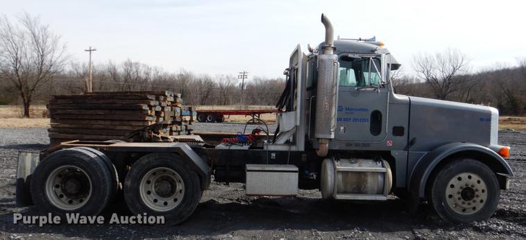 image for item DE3859 2003 Peterbilt 378 semi truck