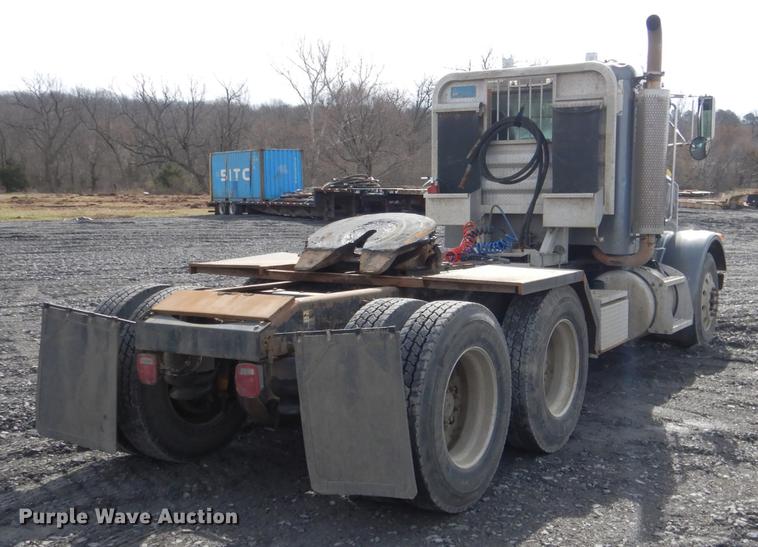 image for item DE3859 2003 Peterbilt 378 semi truck