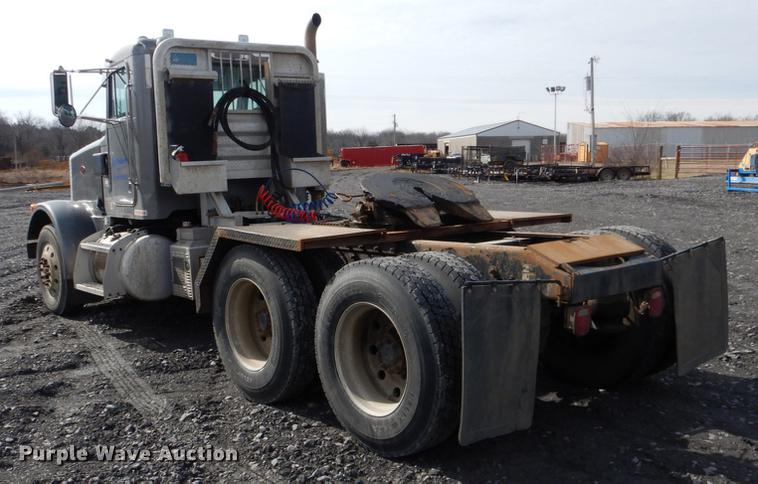 image for item DE3859 2003 Peterbilt 378 semi truck