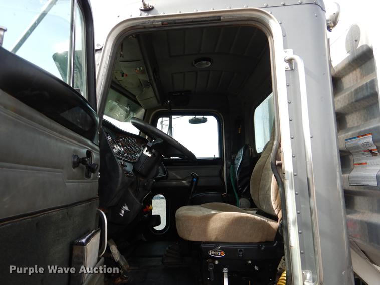 image for item DE3859 2003 Peterbilt 378 semi truck