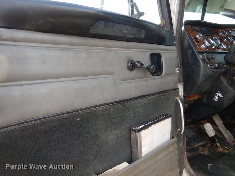 image for item DE3859 2003 Peterbilt 378 semi truck