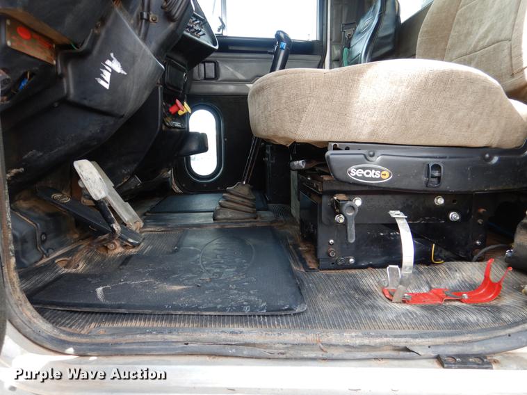 image for item DE3859 2003 Peterbilt 378 semi truck