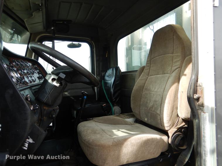 image for item DE3859 2003 Peterbilt 378 semi truck
