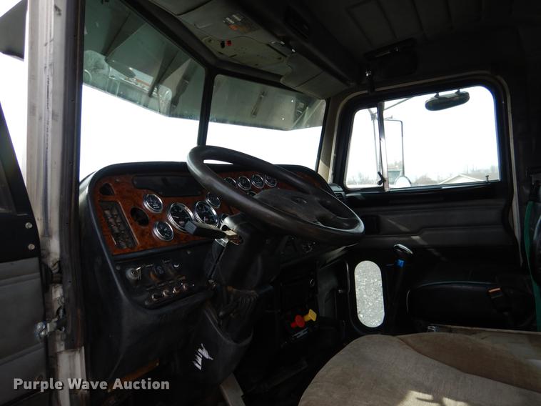 image for item DE3859 2003 Peterbilt 378 semi truck