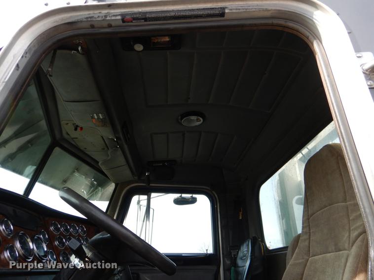 image for item DE3859 2003 Peterbilt 378 semi truck