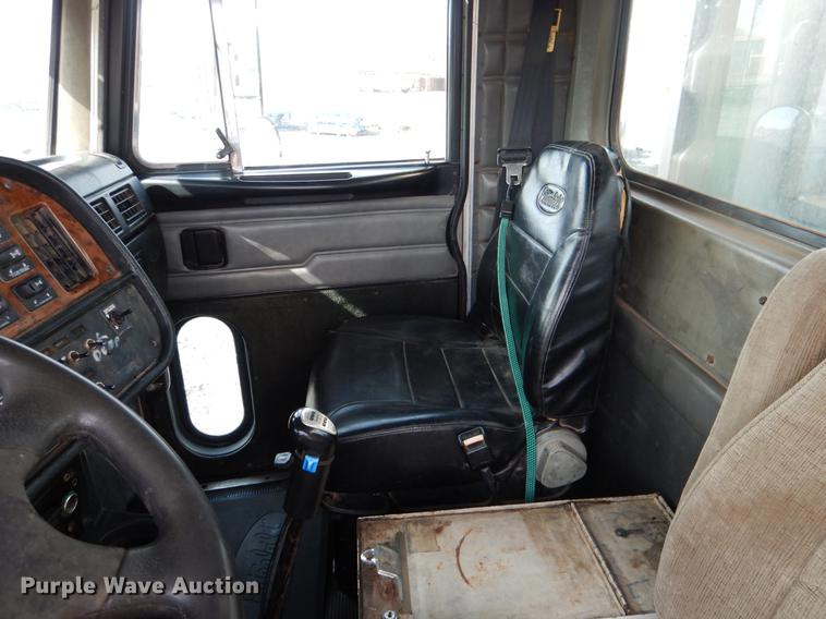 image for item DE3859 2003 Peterbilt 378 semi truck