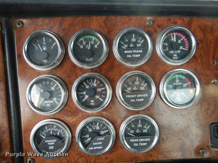 image for item DE3859 2003 Peterbilt 378 semi truck