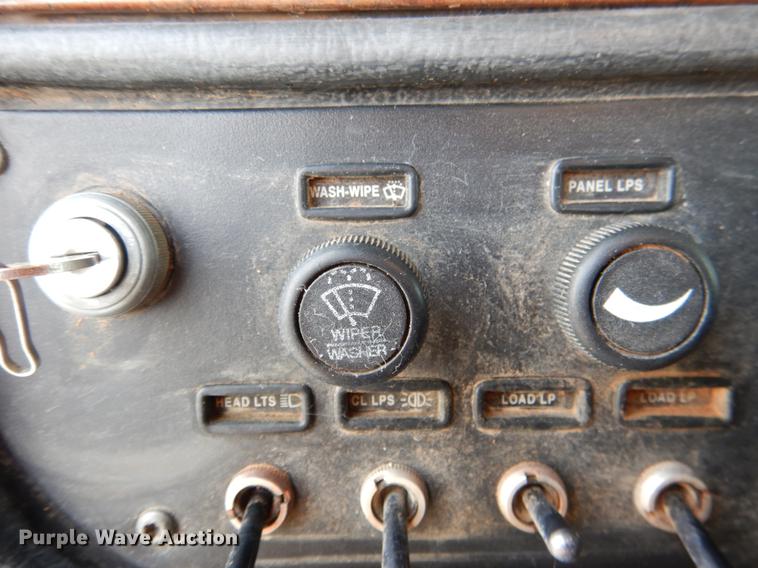 image for item DE3859 2003 Peterbilt 378 semi truck