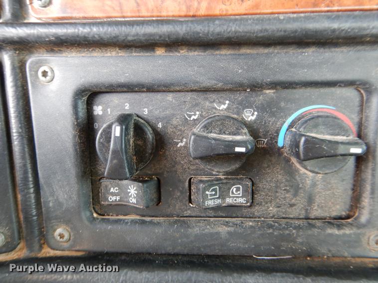 image for item DE3859 2003 Peterbilt 378 semi truck