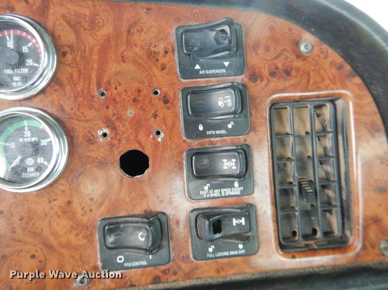 image for item DE3859 2003 Peterbilt 378 semi truck