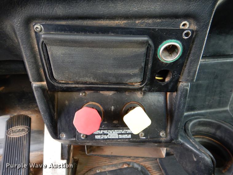 image for item DE3859 2003 Peterbilt 378 semi truck