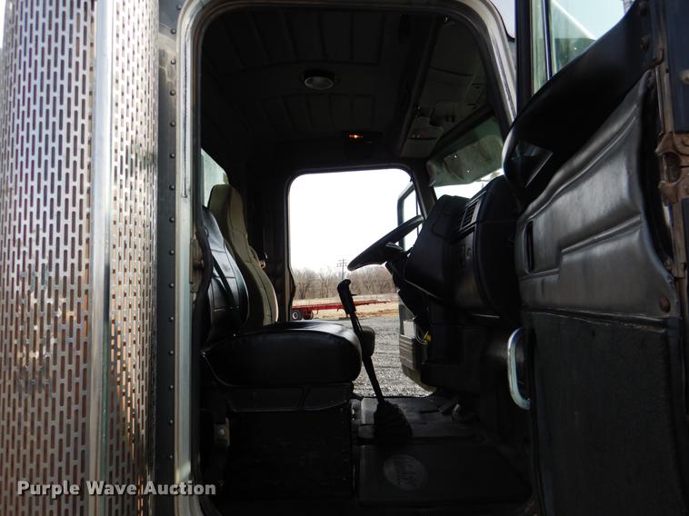 image for item DE3859 2003 Peterbilt 378 semi truck