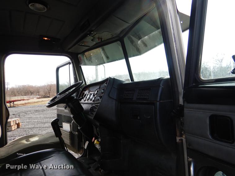 image for item DE3859 2003 Peterbilt 378 semi truck