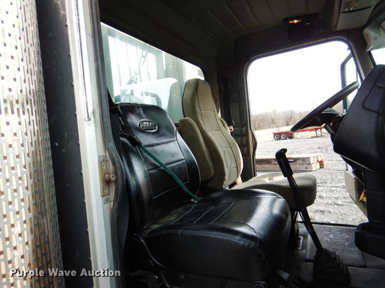 image for item DE3859 2003 Peterbilt 378 semi truck