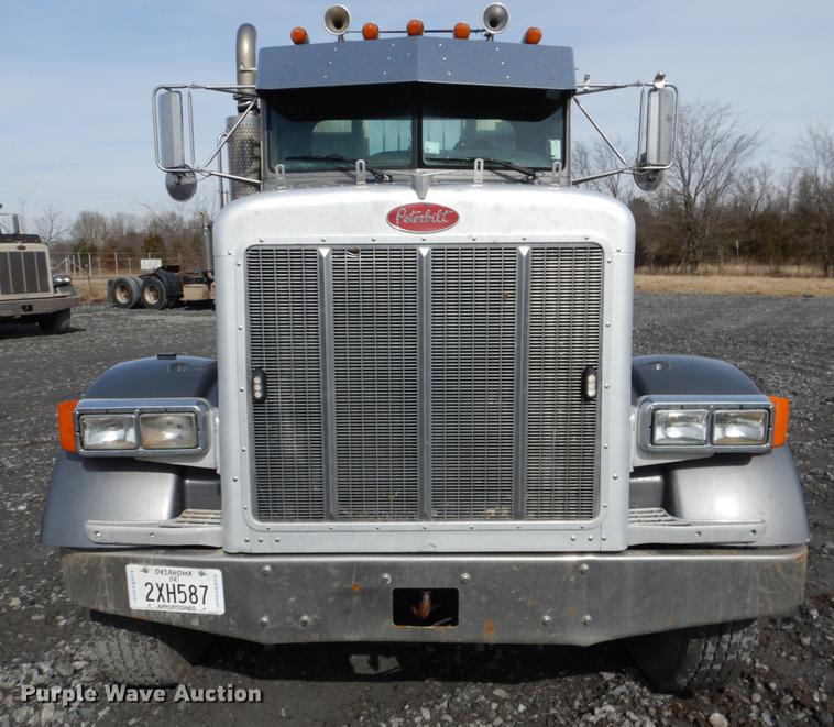 image for item DE3859 2003 Peterbilt 378 semi truck