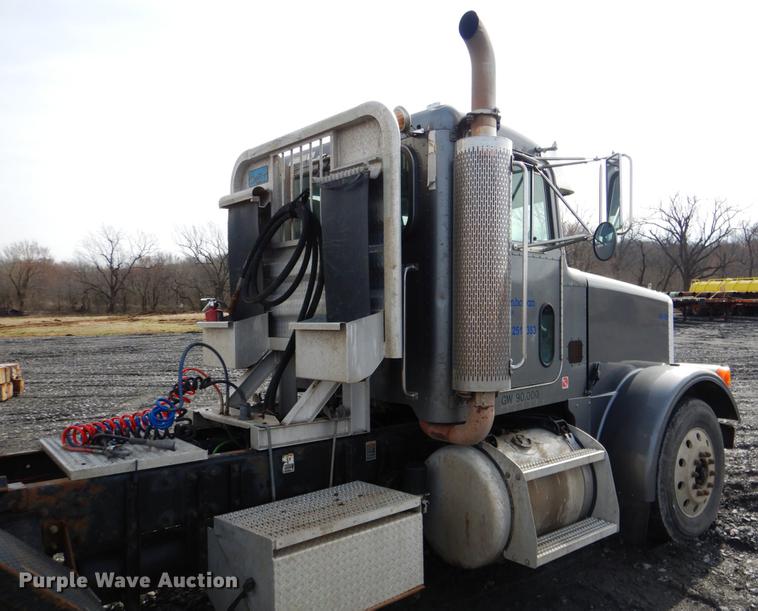 image for item DE3859 2003 Peterbilt 378 semi truck
