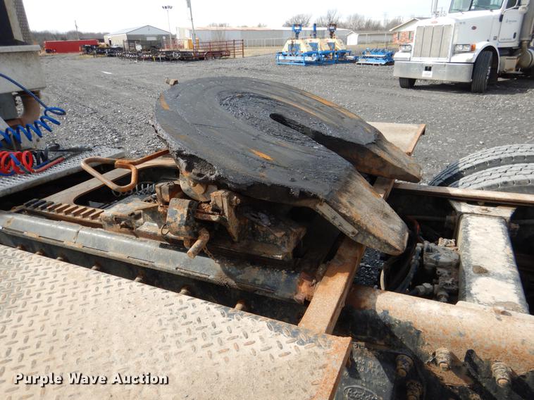 image for item DE3859 2003 Peterbilt 378 semi truck