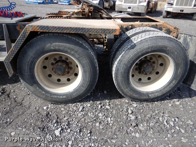 image for item DE3859 2003 Peterbilt 378 semi truck