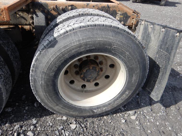 image for item DE3859 2003 Peterbilt 378 semi truck