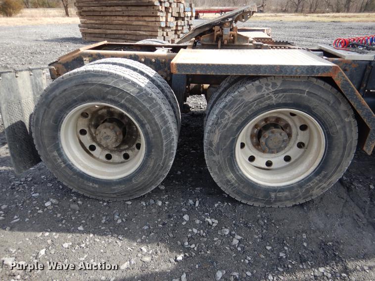 image for item DE3859 2003 Peterbilt 378 semi truck