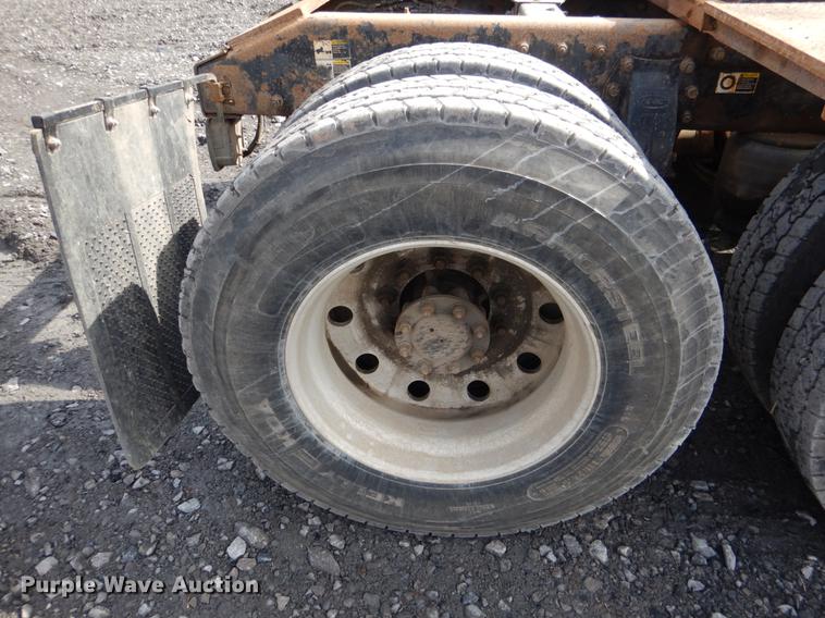 image for item DE3859 2003 Peterbilt 378 semi truck