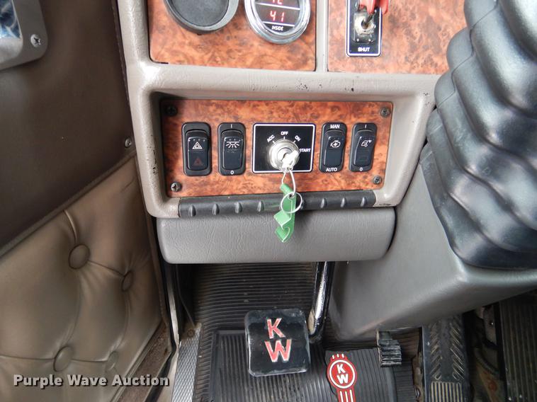 image for item DF3286 2005 Kenworth W900 dump truck