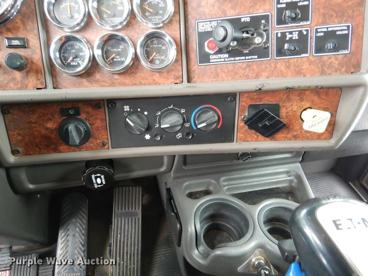 image for item DF3286 2005 Kenworth W900 dump truck