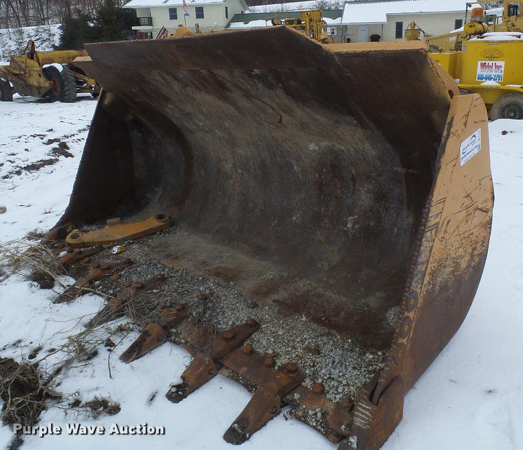 Case loader bucket in Blackwater, MO Item DF7118 sold Purple Wave