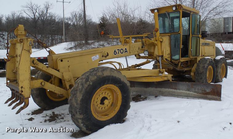 image for item DF7120 1980 John Deere 670A motor grader