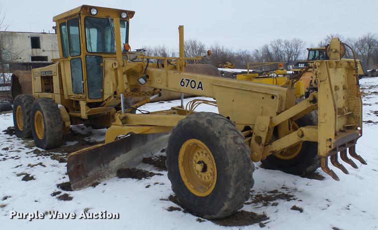 image for item DF7120 1980 John Deere 670A motor grader