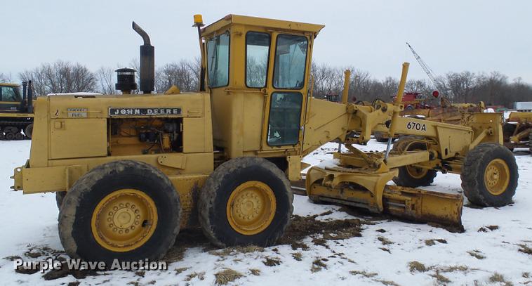 image for item DF7120 1980 John Deere 670A motor grader